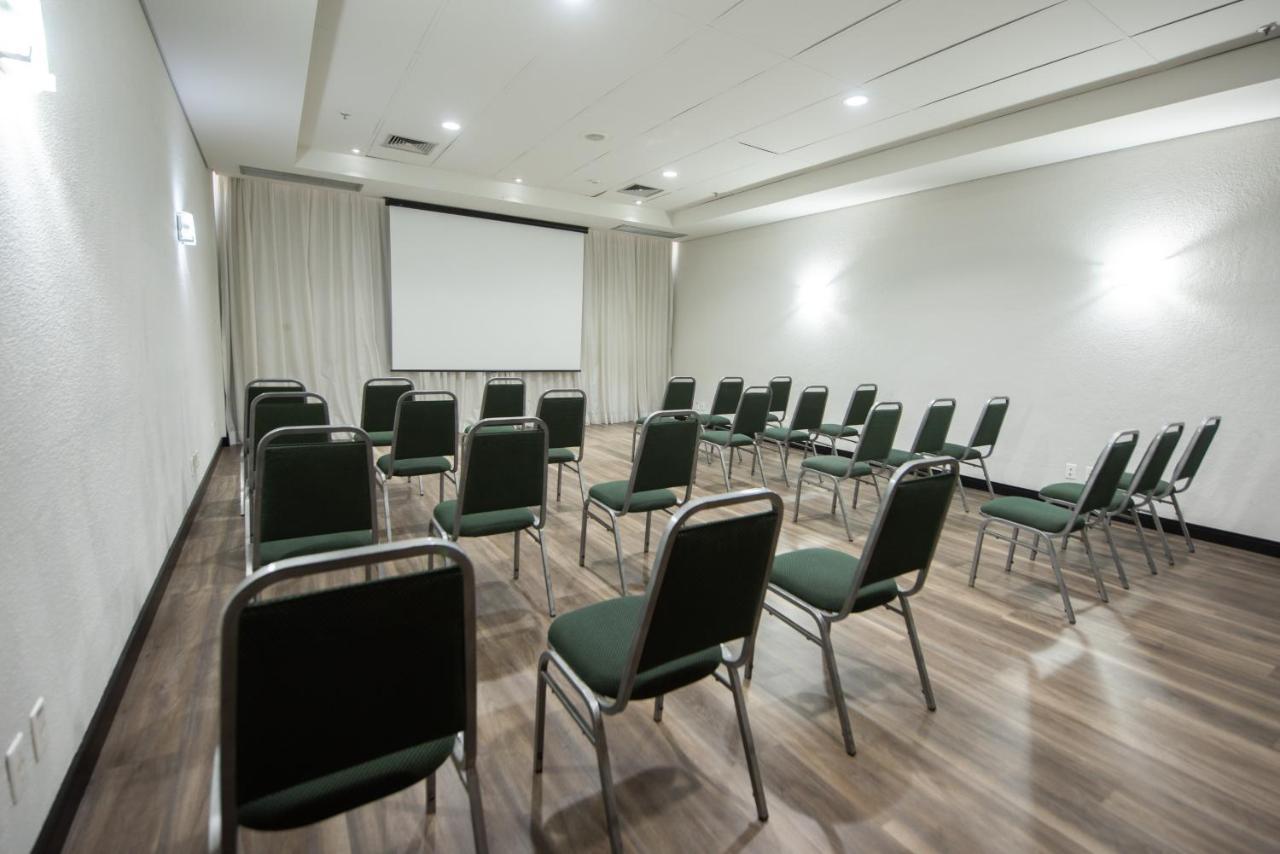 Hotel Ibis Betim Esterno foto