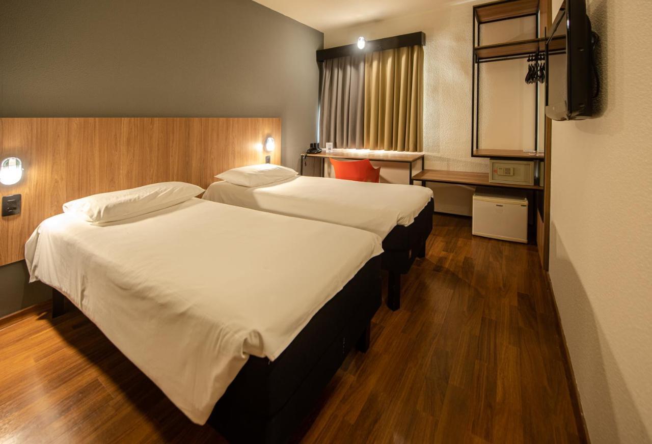 Hotel Ibis Betim Esterno foto